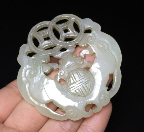 雕刻|蝙蝠在玉雕当中的造型不同，寓意也不同