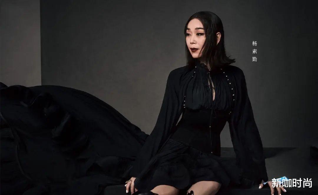 张馨予|张馨予妈妈够酷！“狗啃”刘海搭烟熏妆，年轻人都不敢这么玩