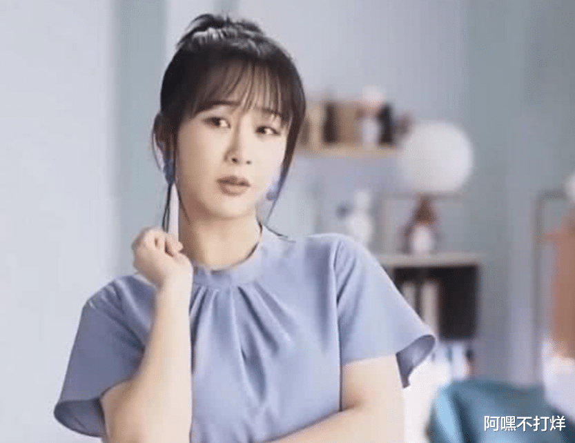 杨紫|为啥杨紫拍照不喜欢露手？看清她手部特写后，网友：上帝真公平