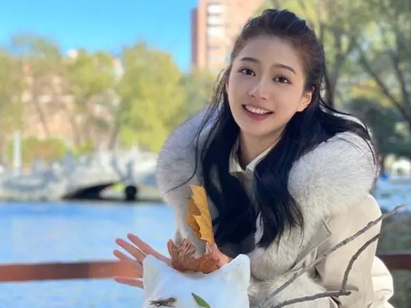 东方卫视|冯琳再次回归舞台，东方卫视跨年晚会艳压群芳，主持读研两不误