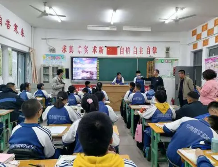 发型 初中“发型标准”公布，男生表示可以接受，女同学看后坐不住了