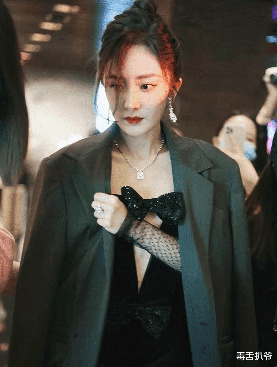 肖战|拾光盛典众星齐聚：杨幂造型加分，热巴美貌封神，肖战压轴出场！