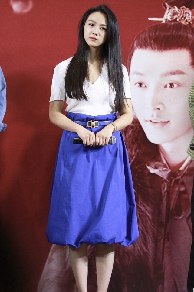 Lady变美日记|留“黑长直”的汤唯更惹人爱了，穿搭灯笼裙甜美可爱，不像是43岁