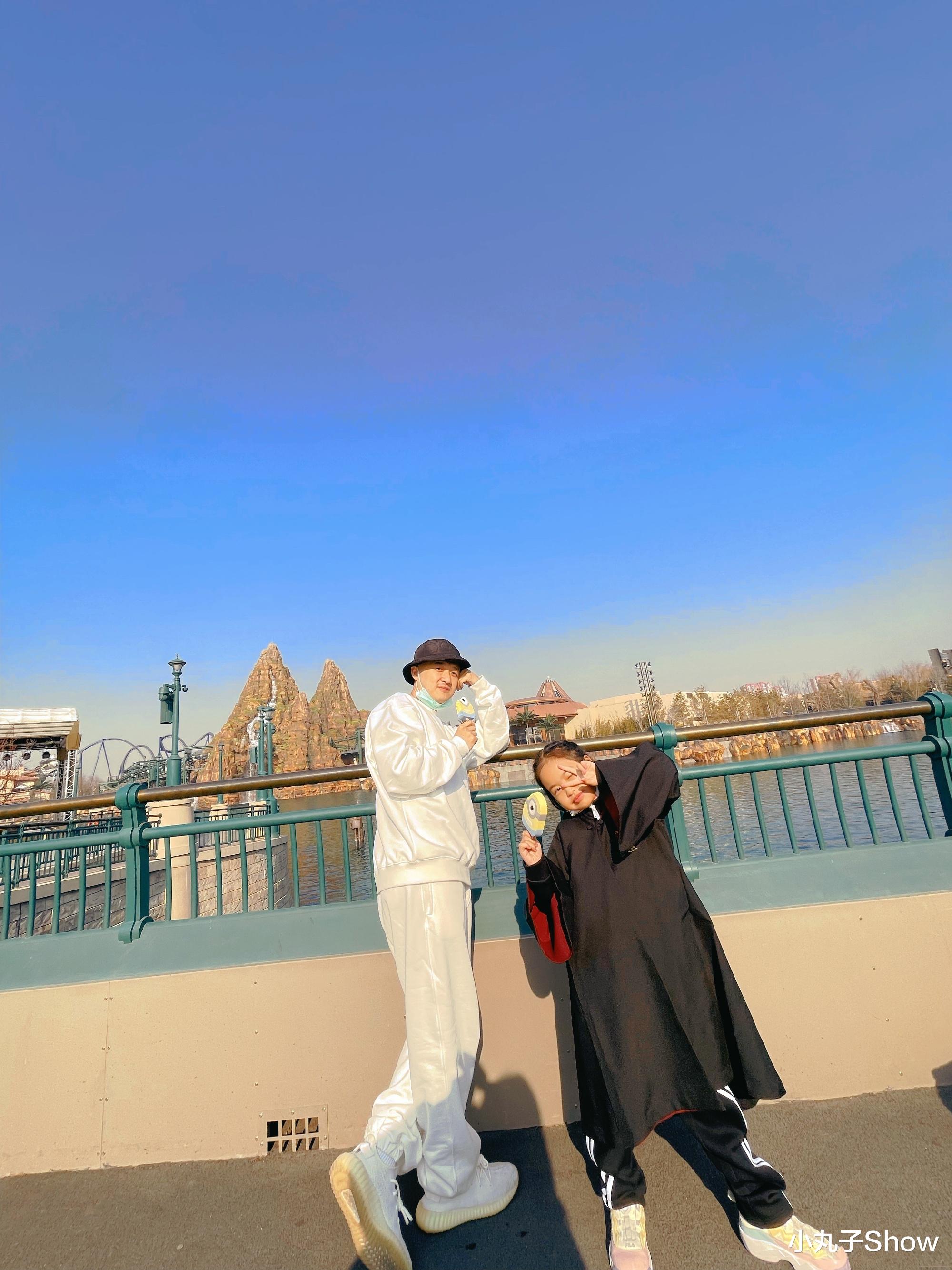 包贝尔|包贝尔包文婧携女儿逛环球影城，夫妻俩情侣装秀恩爱，女儿太像爸