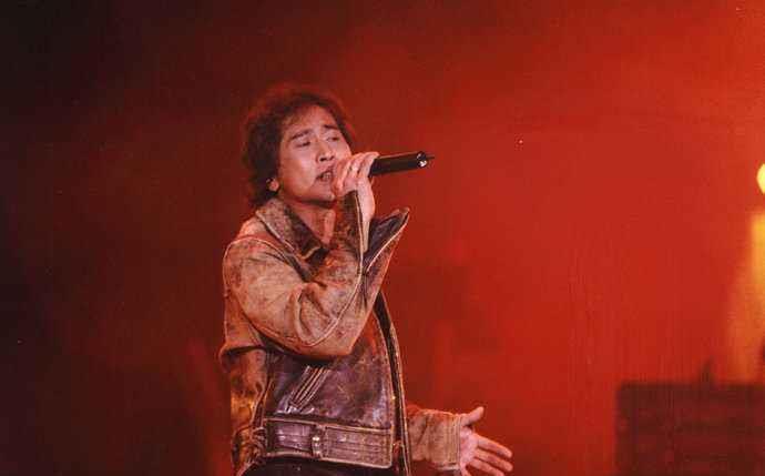 齐秦|61岁齐秦沦落卖场商演，挺着“啤酒肚”卖力演唱，低头与观众互动