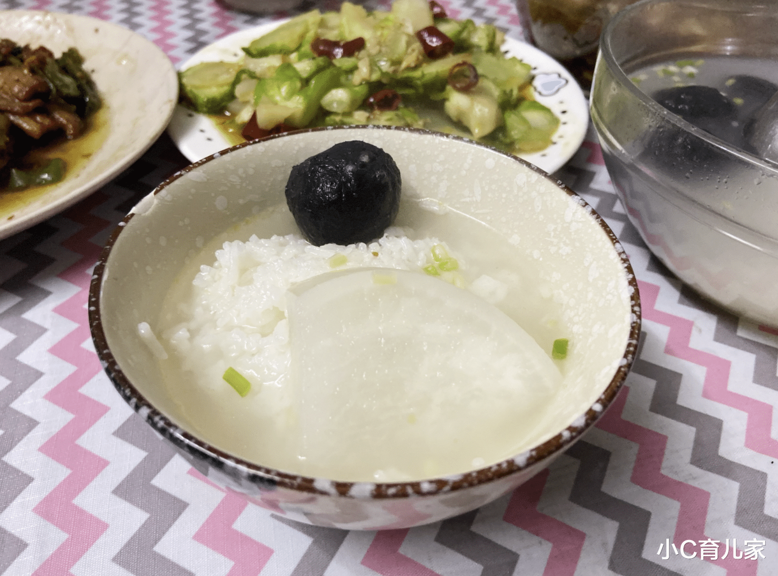 小C育儿家|有种伤害叫妈妈做的“偷懒辅食”，娃看似吃得香，实则有积食风险