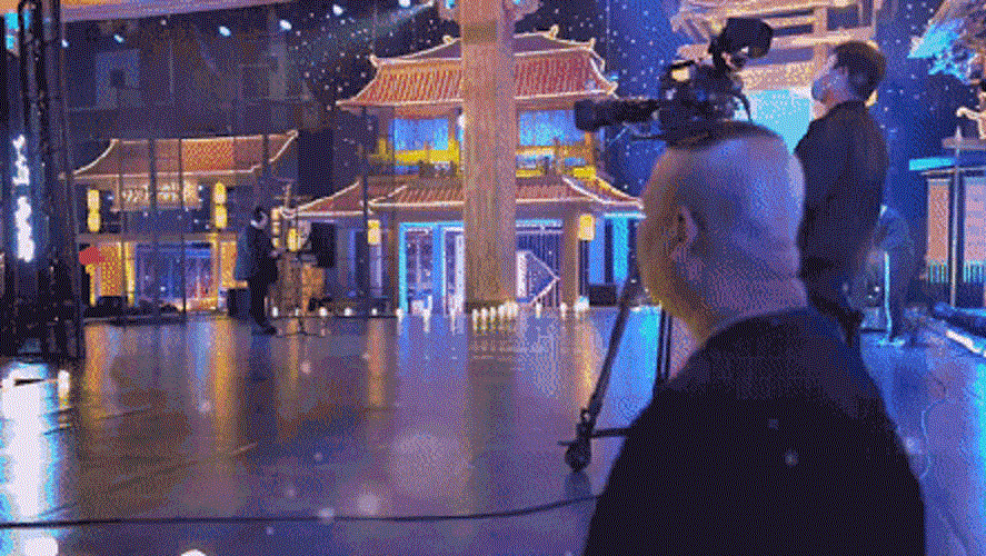 郭德纲|郭德纲王惠录节目！同款“中老年情侣装”显甜蜜，目光紧跟老板娘