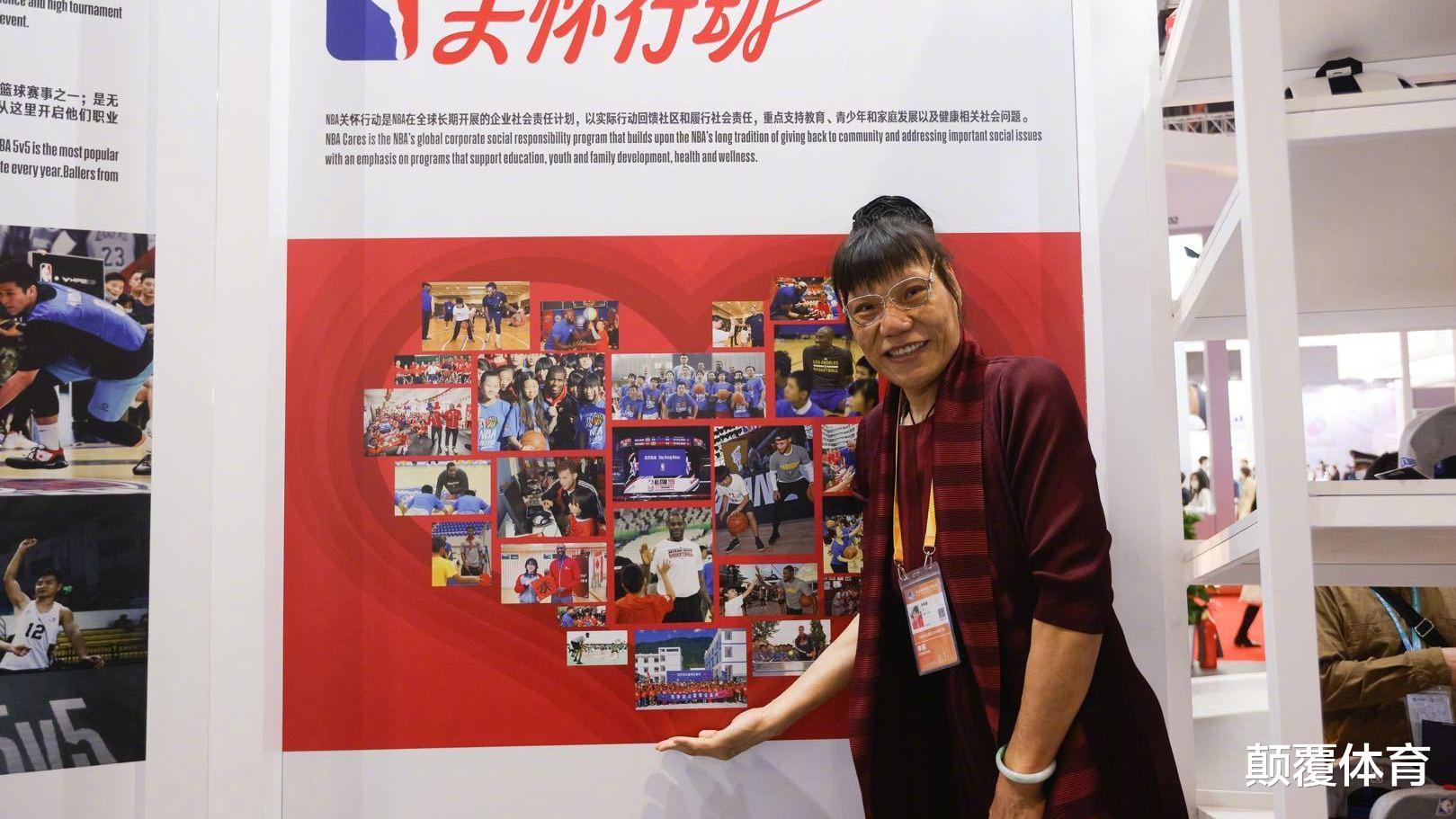 |53岁郑海霞现身遭围观！2米06穿高跟鞋身材佝偻，至今不敢生娃