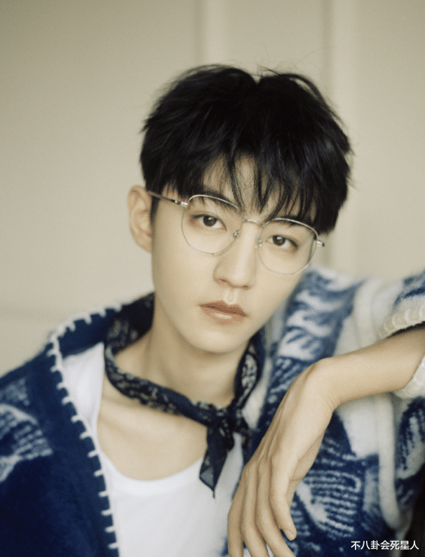 明星素颜|15位当红男星素颜：眯眯眼、月球表面、满脸痘，还暴露动脸痕迹