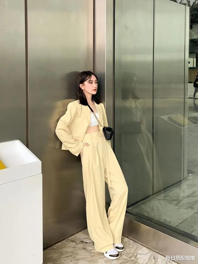 每日搭配指南|今秋“西装外套”就穿这3件!时髦显瘦又高级,谁穿谁吸睛!