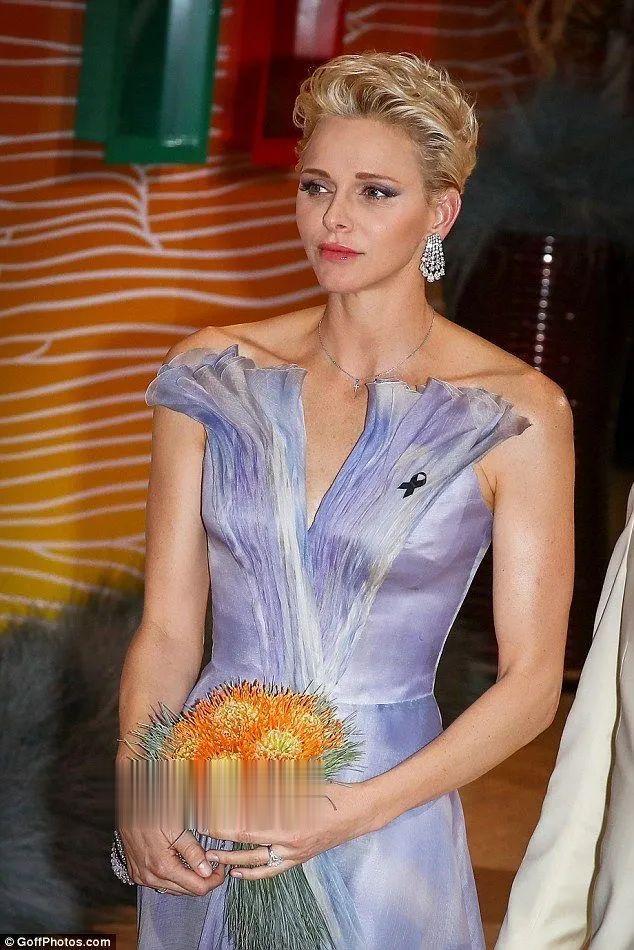 水果 “逃回娘家、放飞自我”的夏琳王妃终于回家了！这一次她的发型又变了