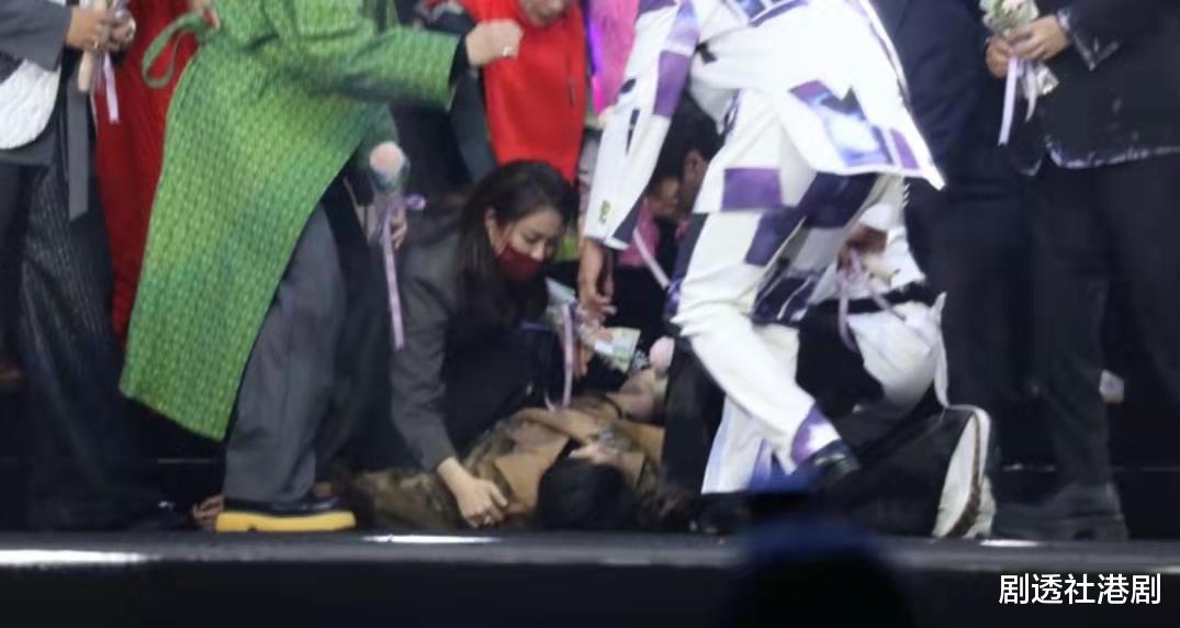 颁奖礼|好Man!香港女歌手颁奖礼突然晕倒,获TVB视帝公主抱回后台休息