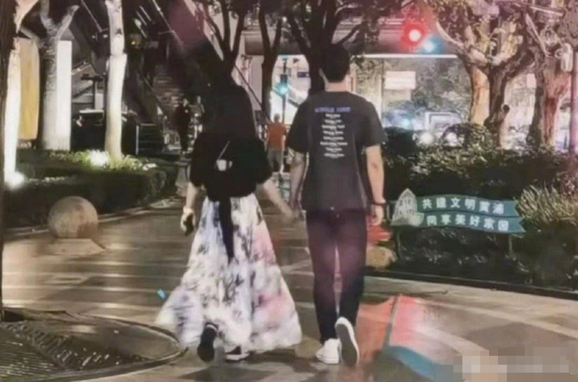 一街拍|网友偶遇王子文吴永恩约会,两人搂腰手拉手逛街,网友:太甜腻!