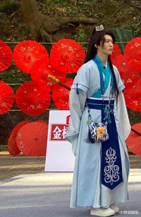 关晓彤|《青春环游记》路透：贾玲关晓彤cos大小乔反差大，三国主题搞笑