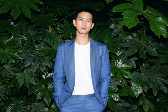 易烊千玺|易烊千玺新电影曝光，2字当红顶流或出演配角，个人合作意愿强烈