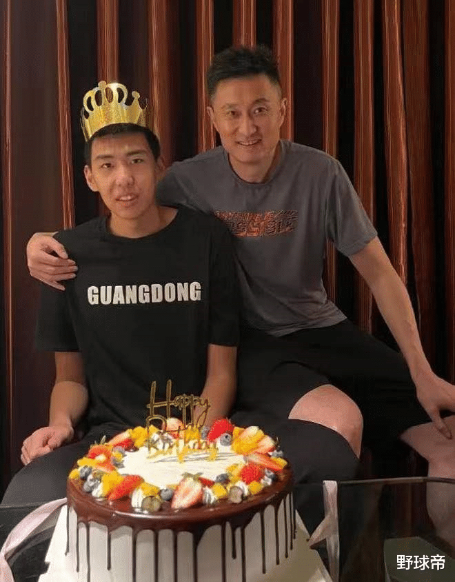 廣東男籃|2米26！廣東18歲秘密武器，終于亮相！首發(fā)出場(chǎng)，他的表現(xiàn)如何？