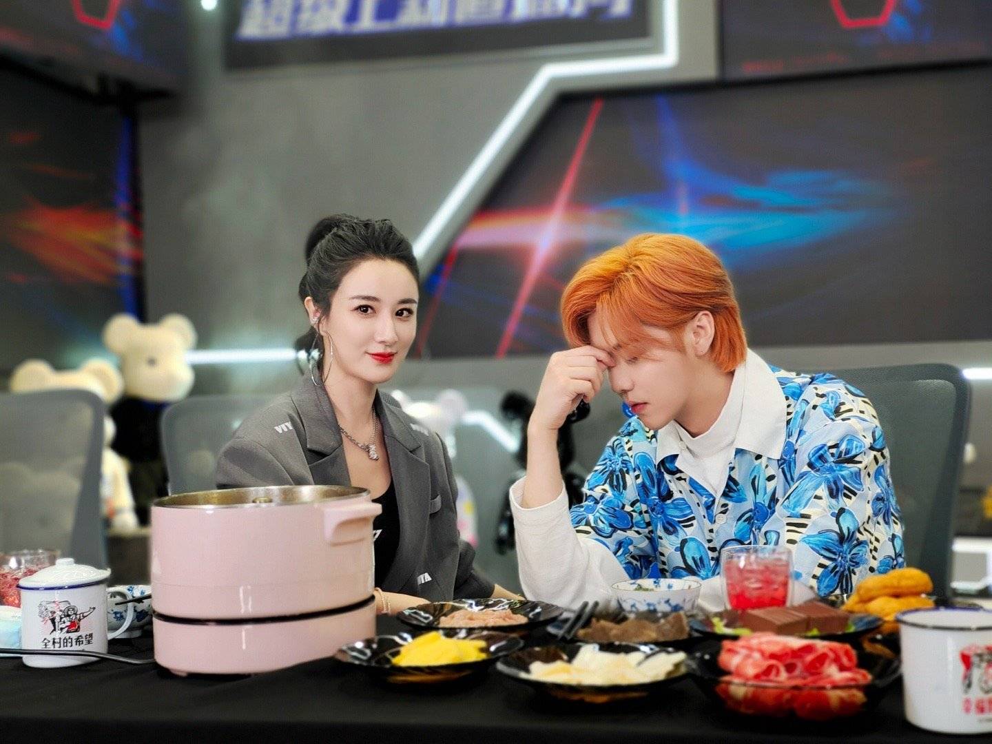 薇娅|薇娅入院动手术，我的关注点却在她的患者手环上，不配图还真不知道是谁