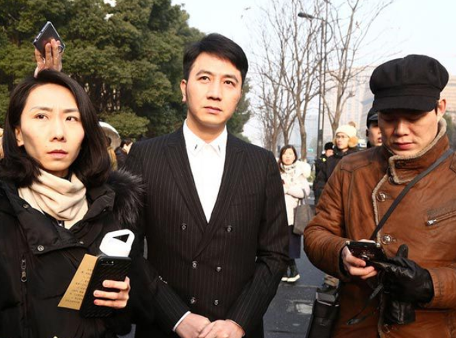 林生斌|林生斌家庭照曝光，时间在朱小贞离世不久，每人脸上表情暗含深意