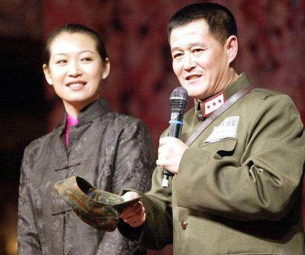 洪金宝|洪金宝原配老婆,为他生4子惨遭抛弃,娶混血美女徒弟30年无子