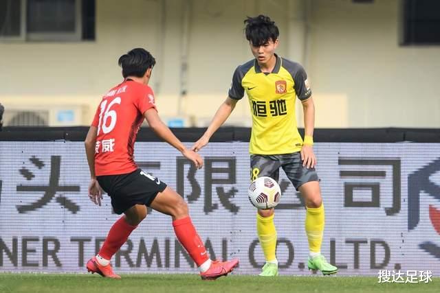 中超|1-0！张琳芃踢飞压哨点球，上港逆袭获得中超亚军+晋级亚冠正赛