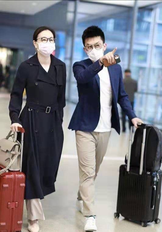 潮帮先生|吴敏霞孕后首露面，和老公同穿基础款走机场，打扮低调像邻家姐姐