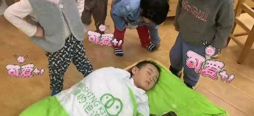 小雪妈妈育儿|幼儿园“贪睡宝宝”走红，全班同学喊他起床，纹丝不动呼呼大睡