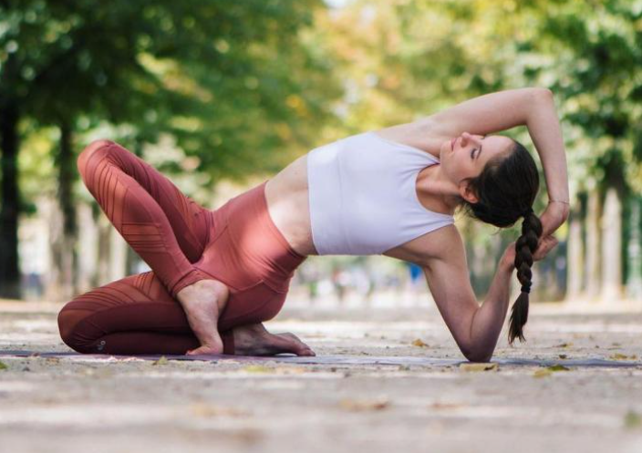 |长期久坐肩颈酸痛？这些体式要多练，放松肌肉，缓解不适