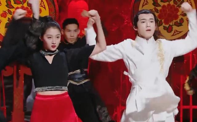 关晓彤|关晓彤和17岁宋亚轩跳舞，谁注意她的白色运动鞋，打脸半个娱乐圈