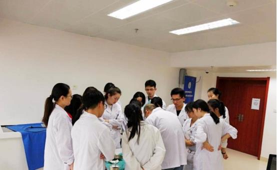 一更育儿|医学生一般有两类人，一类是学霸，另一类是“稀里糊涂”的他们