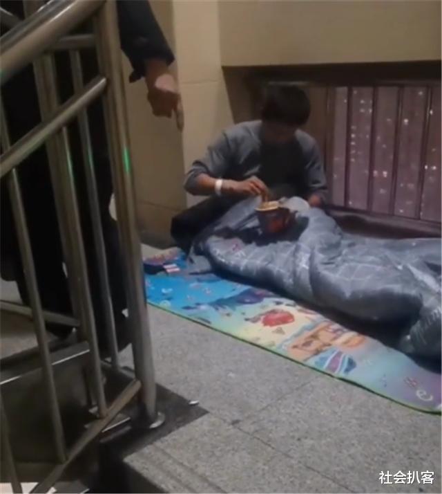 社会扒客 河南郑州，病人家属在楼梯间睡觉，遭2名保安驱赶，“这是规矩”