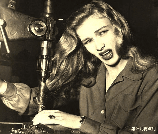 希特勒|320名为希特勒殉葬的漂亮女兵：害怕苏军报复，狂欢后被迫自杀