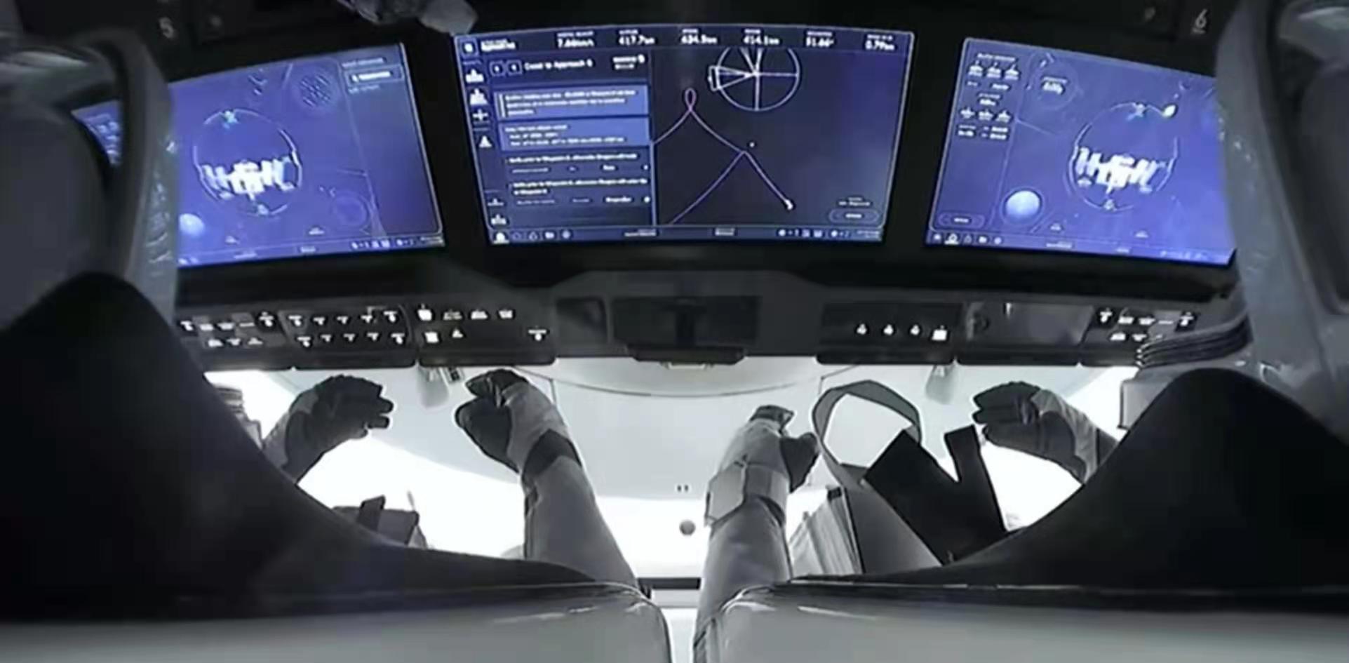 对接成功,SpaceX新“龙”号太空船提前半小时将宇航员送到空间站