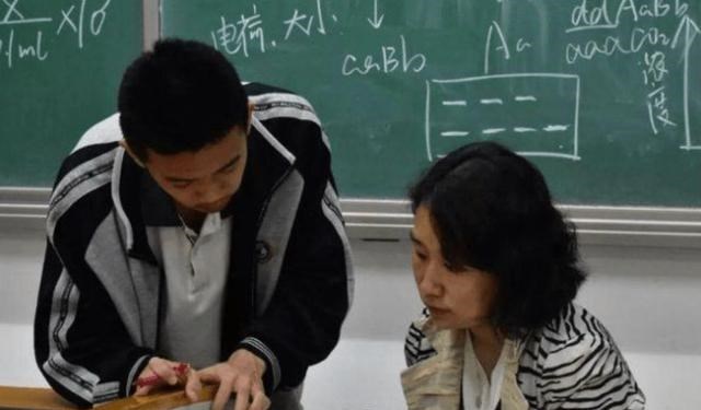 依科育儿吧|家长举报“初中老师”买房买车，质问县级教师工资4000，用啥买房