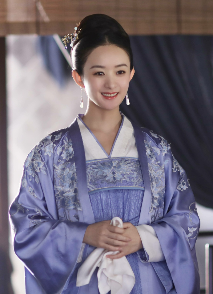 赵丽颖|赵丽颖在机场被偶遇，穿着时尚气质佳，细节暴露现状，网友：心疼