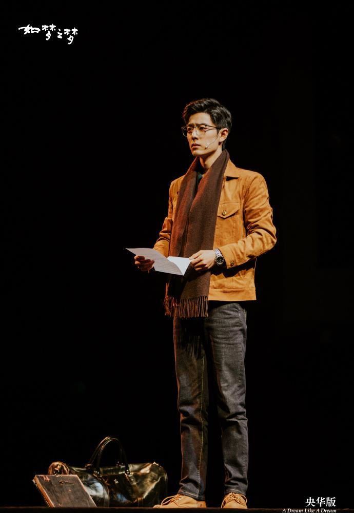 肖战|肖战成高奢品牌代言人？手拿同品牌包海报曝光，品牌方文案成亮点