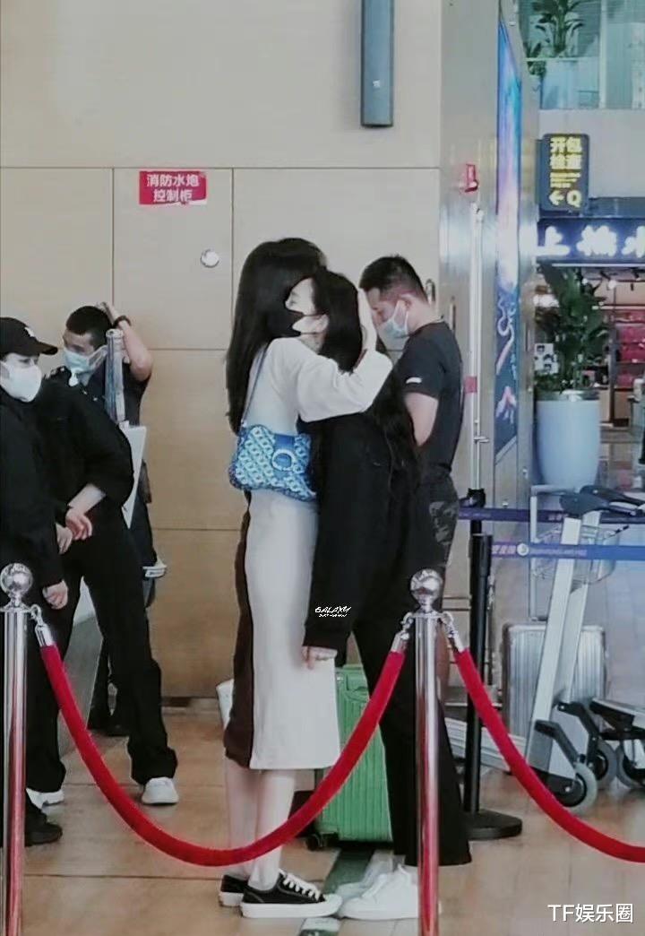 张艺凡|张艺凡机场偶遇超模何穗，姐姐拥她入怀并宠溺摸头，张艺凡身高是亮点