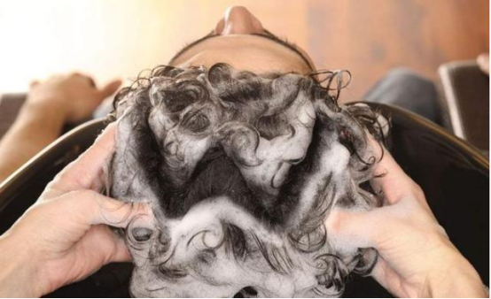 洗发水 头发刚打湿就抹洗发水?难怪一天不洗就头发油,教你正确洗发方法