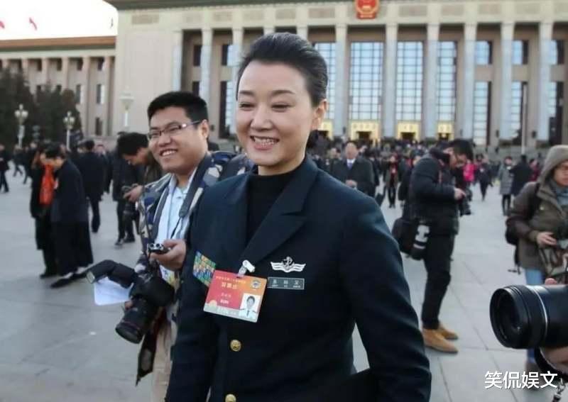 |人民大会堂开会不许化妆，暴露明星真实长相，真的像电视上那么好看吗？