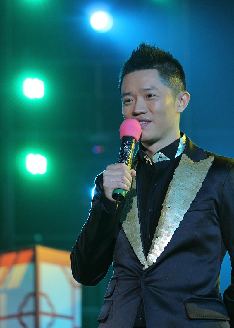 曾毅|凤凰传奇因薪酬不和？难怪22年来，一个身家过亿一个却债台高筑？