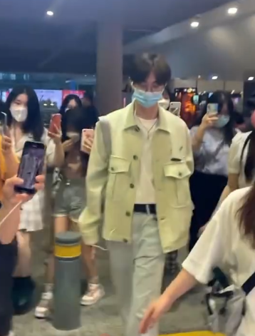 张译|伊能静和儿子现身机场被冷落，恩利出道6天收获大批粉丝追捧