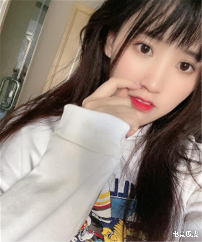妲己|腐团儿COS王者妲己,“渐变”袜后退美绝了,网友:小雪吖才是神