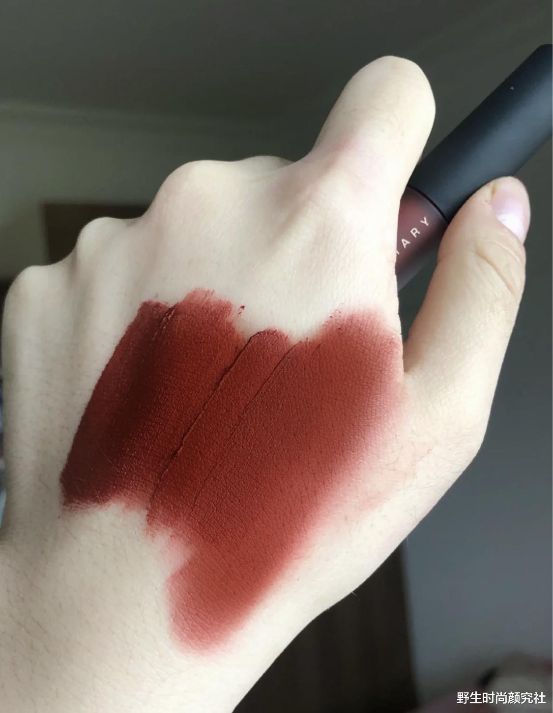 大衣 讲真,冬天穿大衣别只涂正红色,换一支口红更有气质