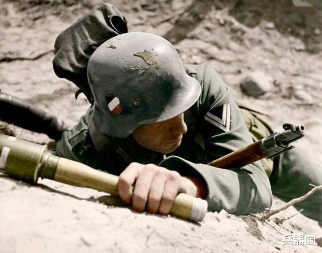 手榴弹|电影《八佰》：抱着手榴弹跳下去，为何不直接扔？