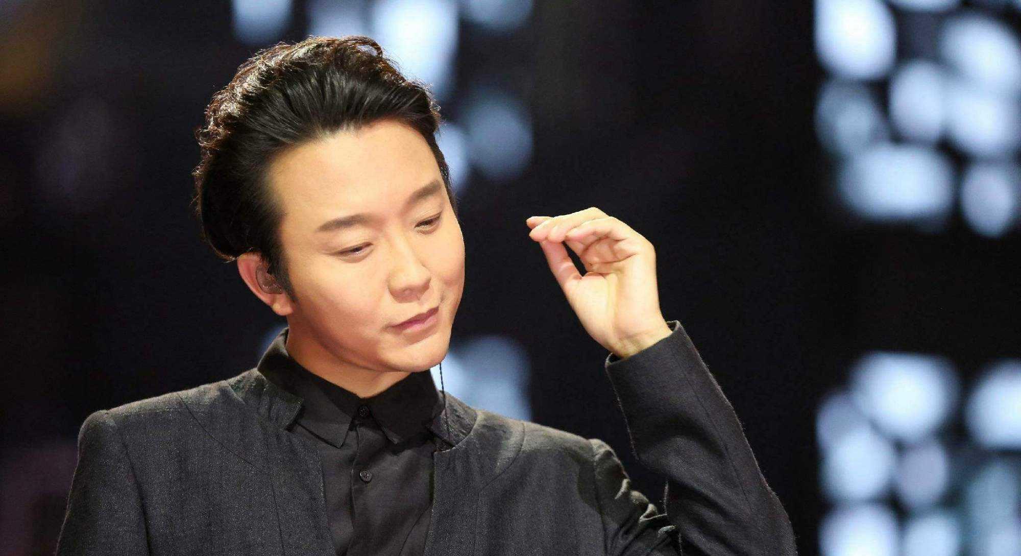 熊黛林|父亲去世3年，李玉刚雪中跪拜不忘洒雪，真想念还是在摆拍？