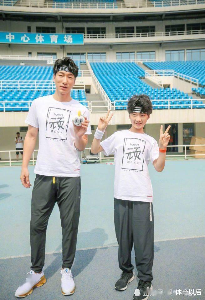 佛系|张亮晒照为儿子庆生，14岁天天直逼180变大男孩，与爸爸越发相似