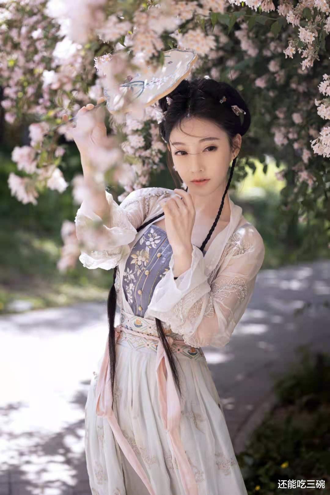 冯提莫|冯提莫在综艺节目吐露心声，一路虽坎坷却也很幸运，直言感谢粉丝