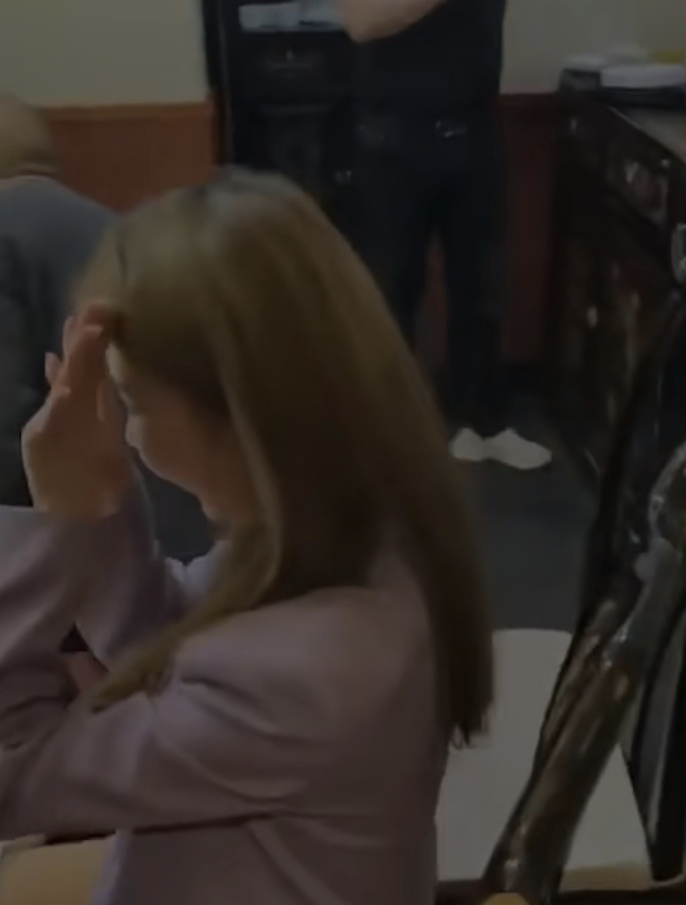 王宝强|王宝强现身私人聚会，桌上豪饮千元酒，在场美女看到镜头忙挡脸