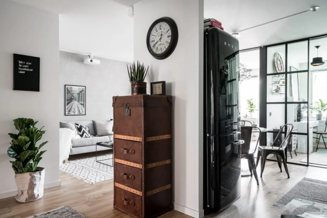 老公坚持在客厅加玻璃墙，完工后老婆惊呆：怎么多了两间房？