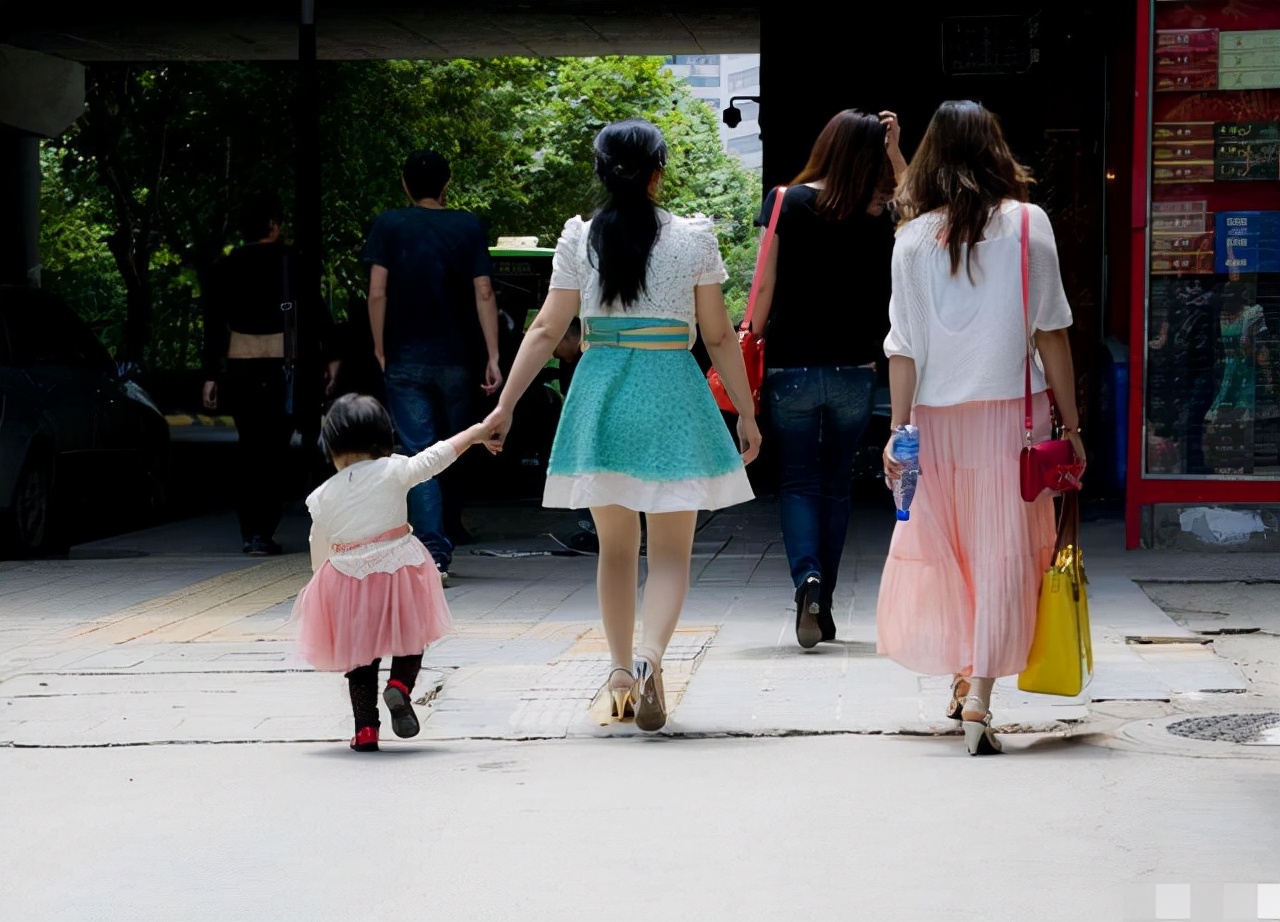 西红柿妈妈|中国妈妈和日本妈妈接娃放学是两种完全不一样的风格，谁更胜一筹