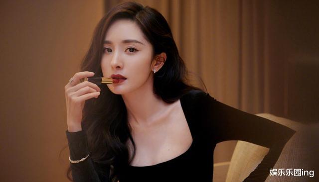 杨超越|明星年内高定礼服:赵丽颖6套唐嫣2套杨幂10套,baby穿不停